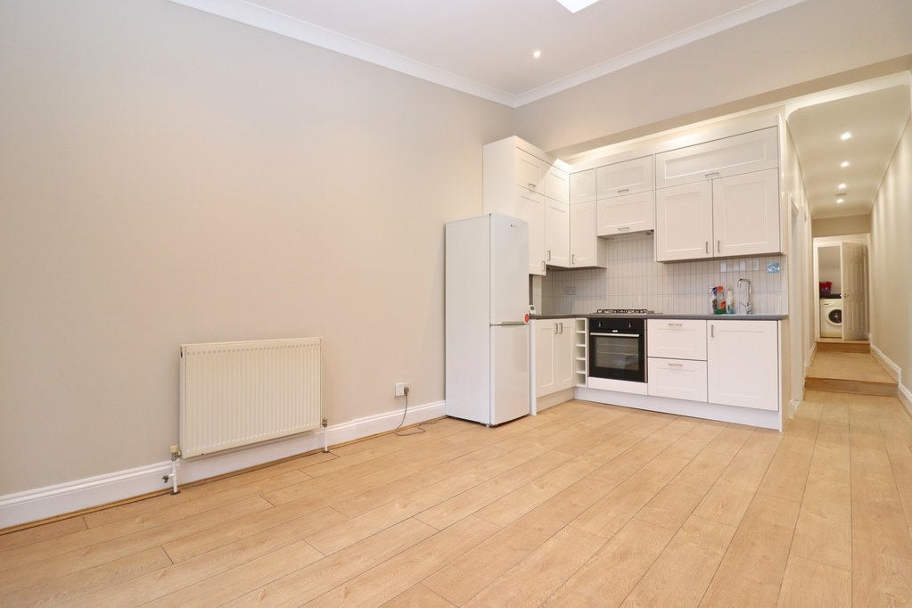 Flat Norbiton Avenue in Greater London