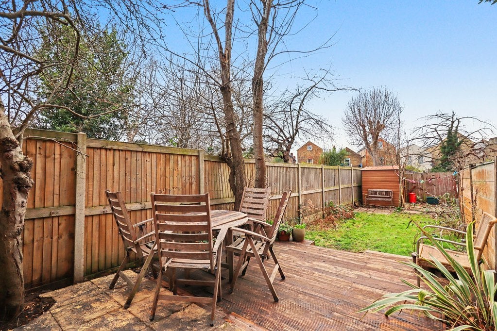 Flat Norbiton Avenue in Greater London