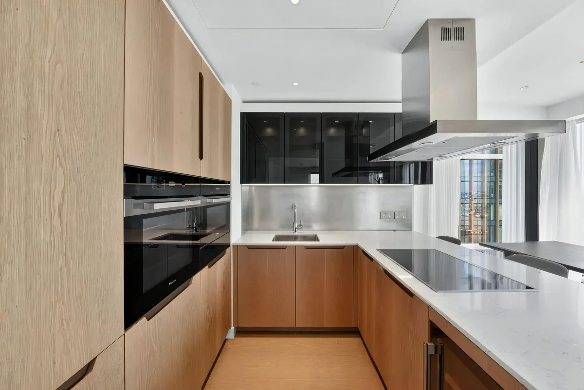 Flat Nine Elms Lane in Greater London