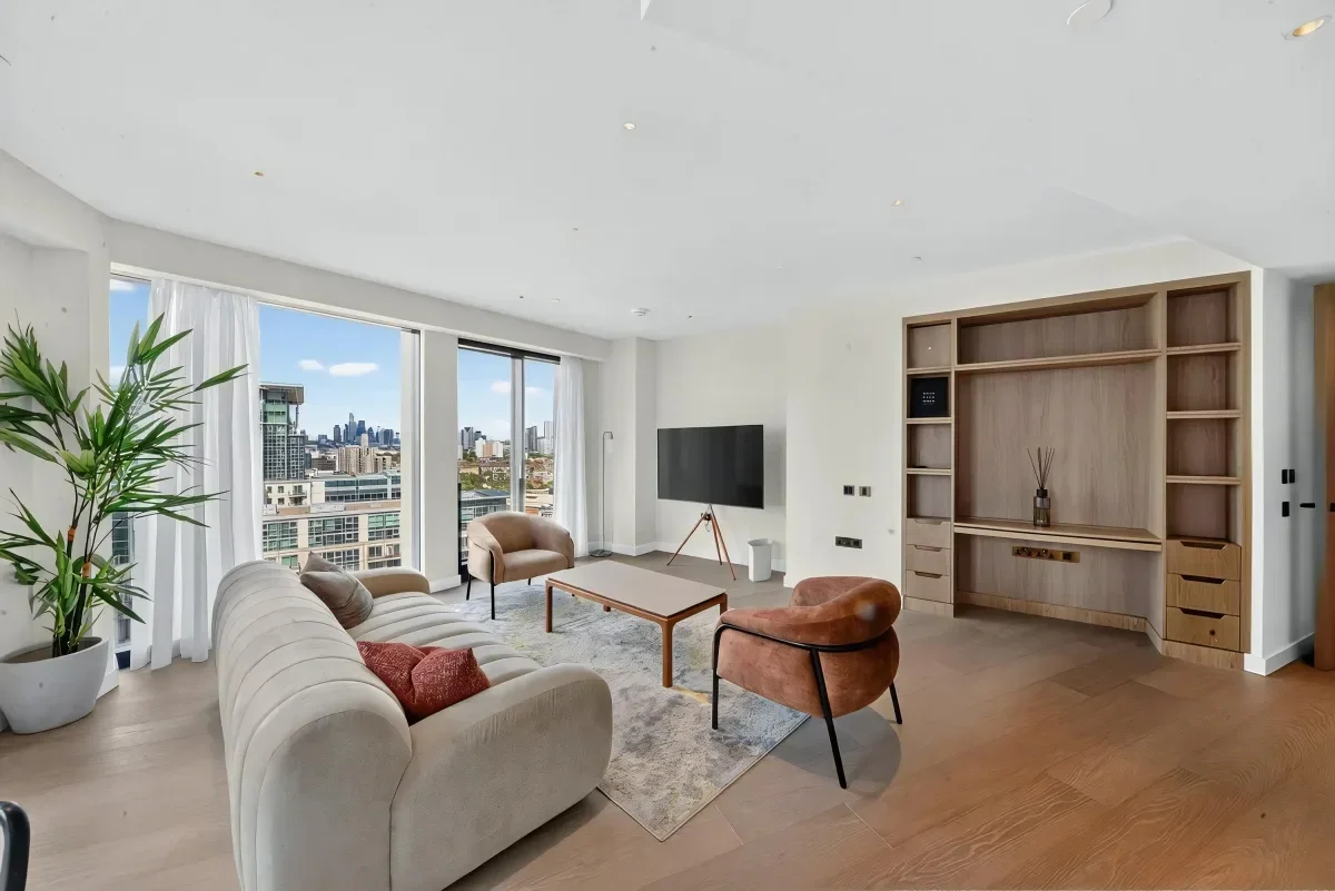 Flat Nine Elms Lane in Greater London