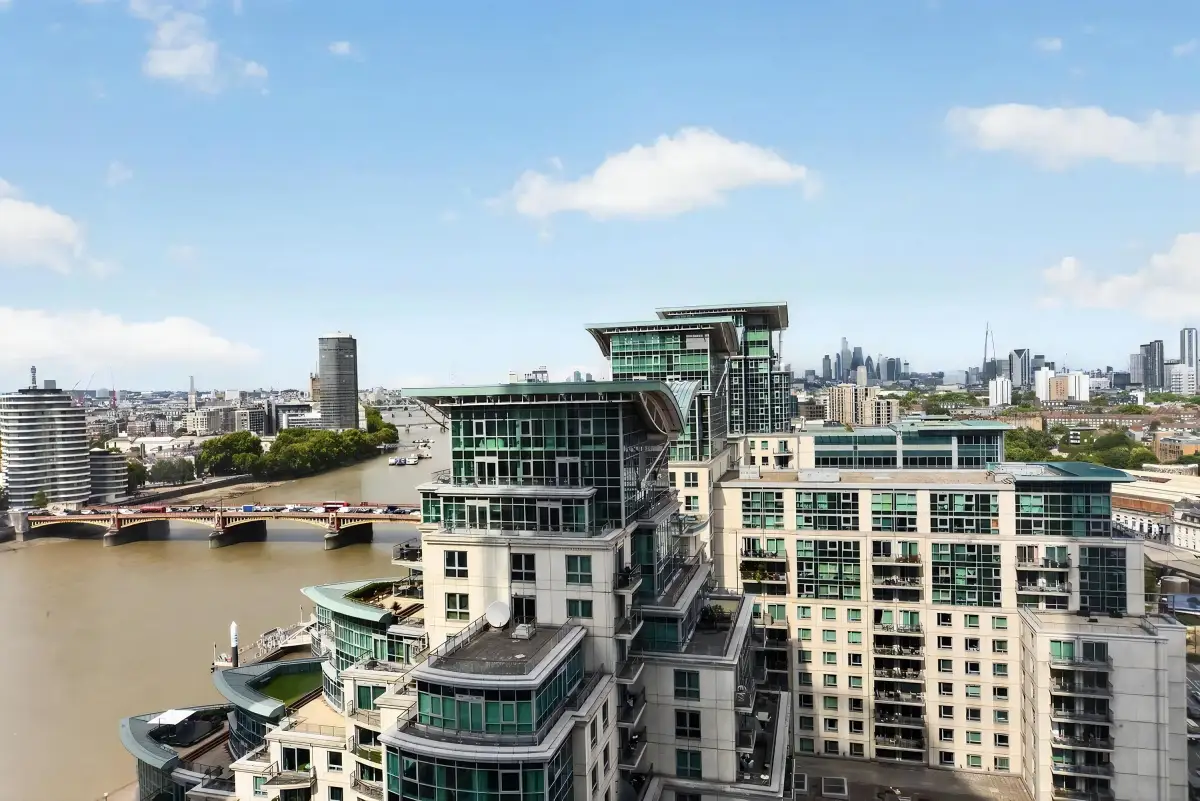 Flat Nine Elms Lane in Greater London