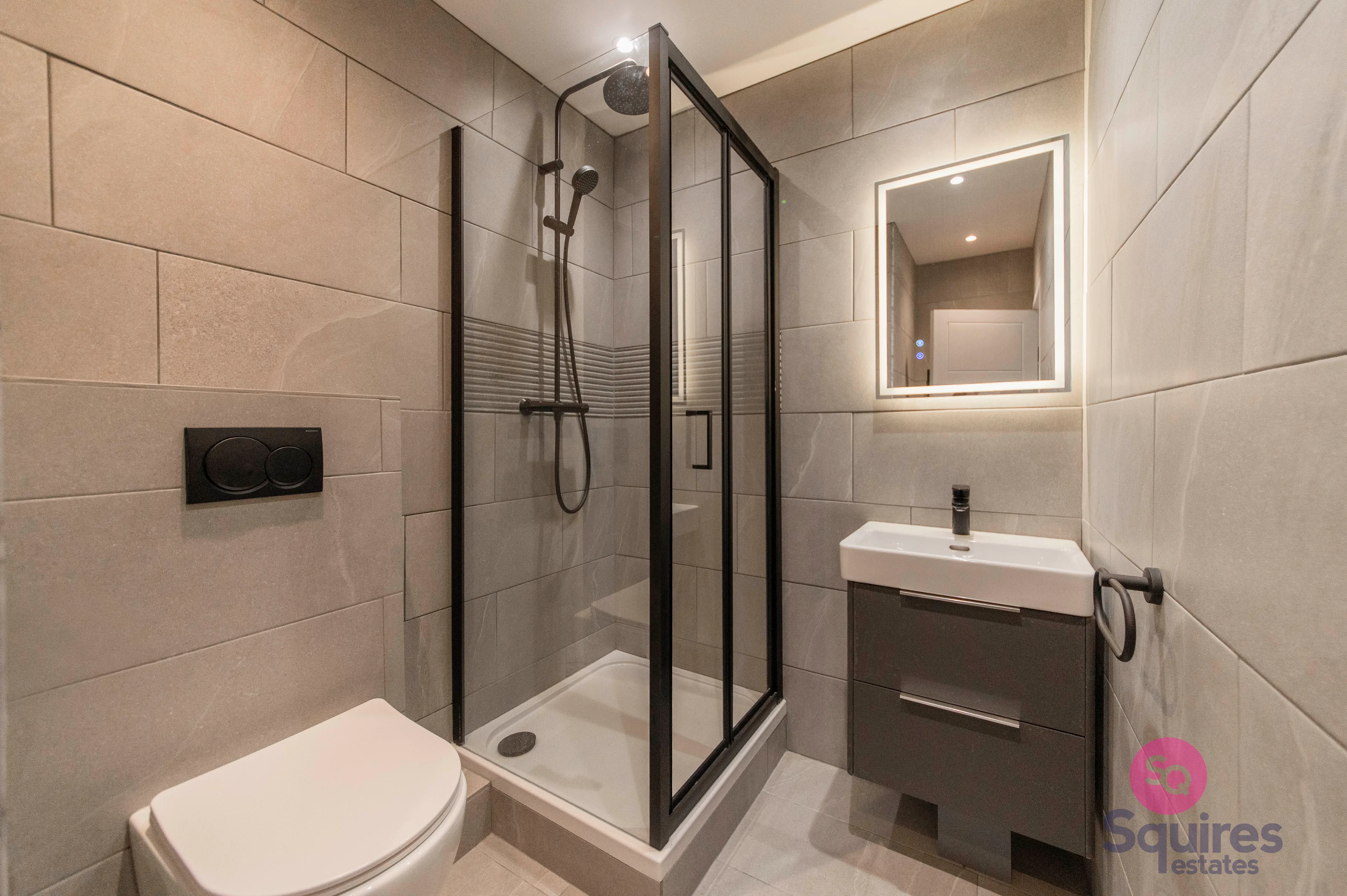 Flat Freeland Park in Greater London