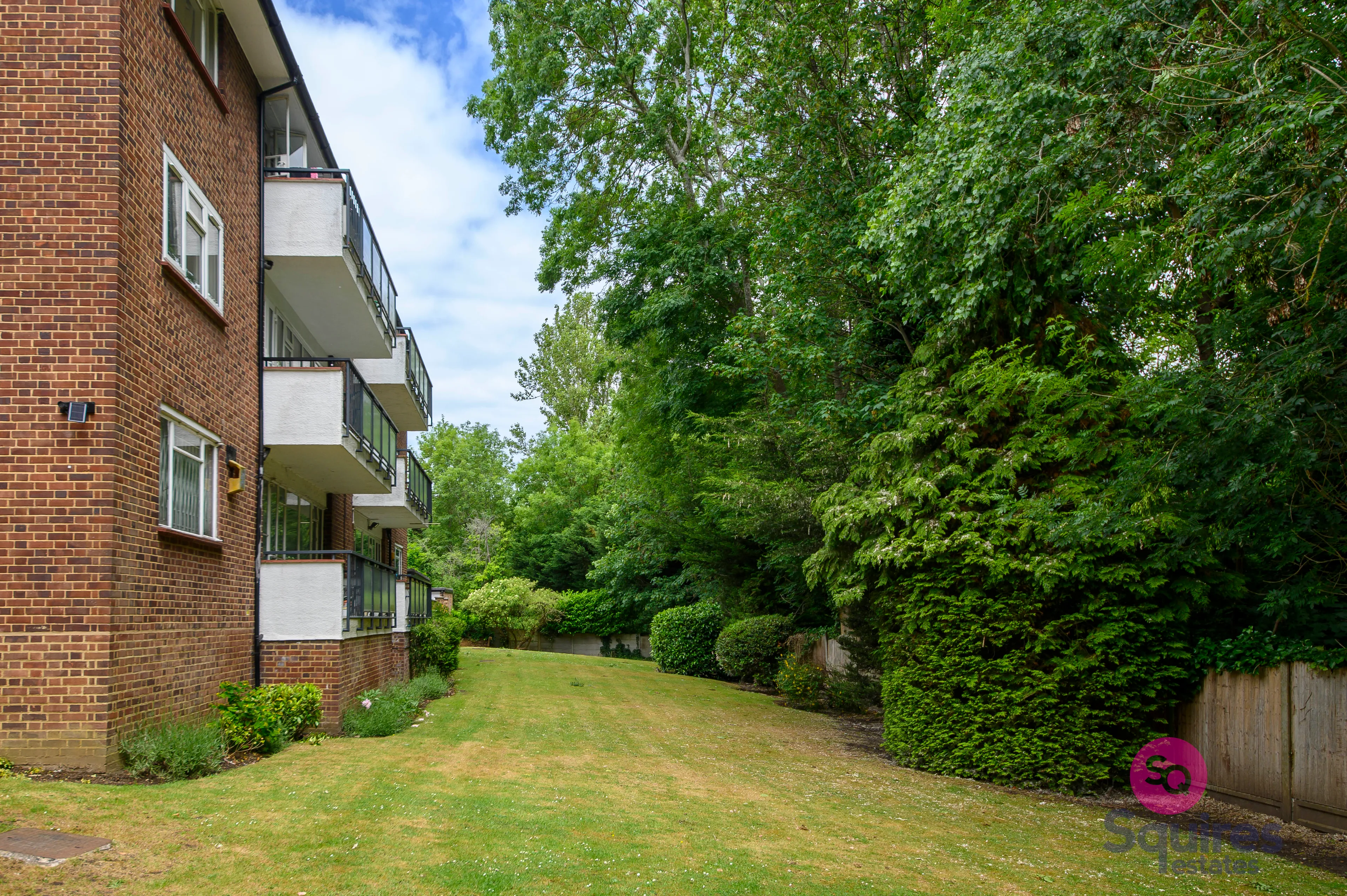Flat Freeland Park in Greater London