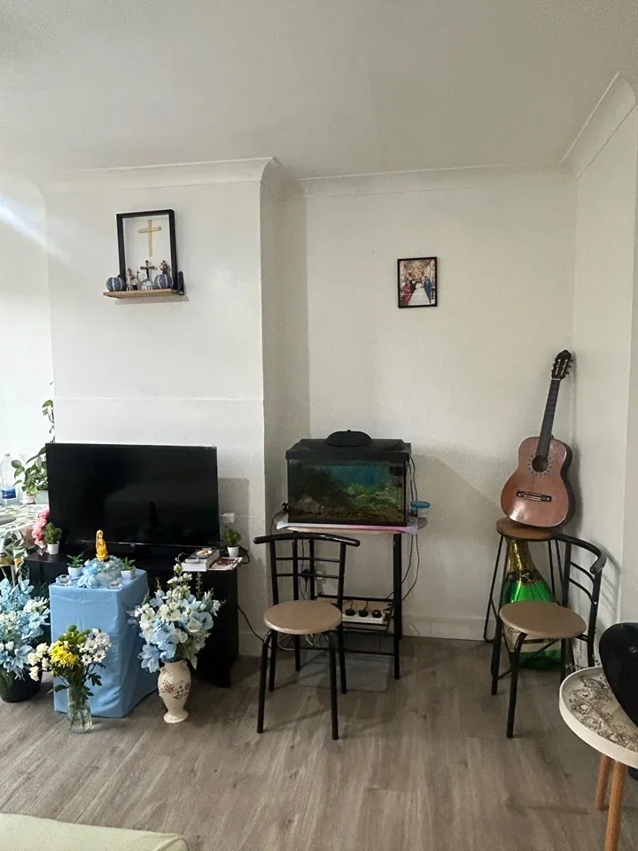 Flat Ferrymead Gardens in Greater London