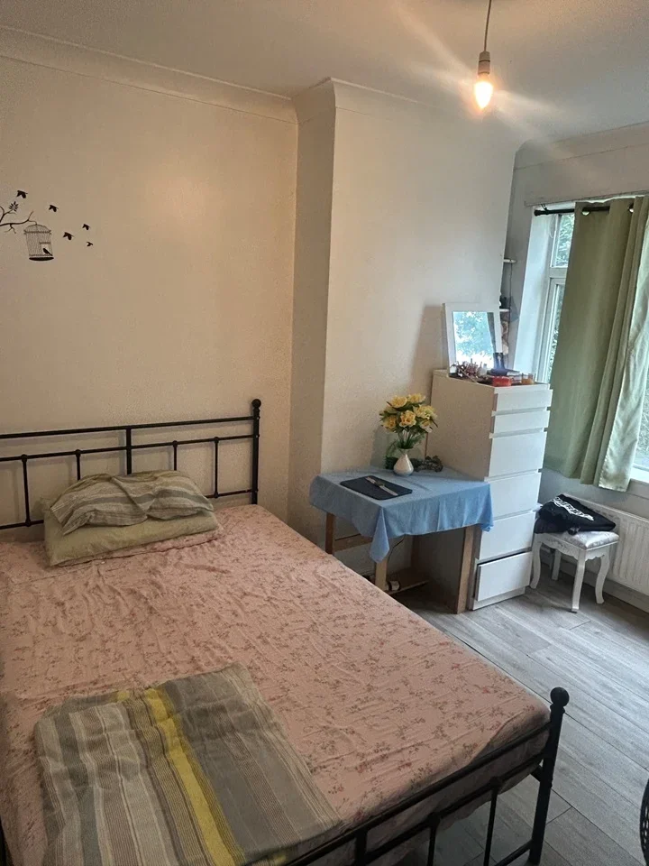 Flat Ferrymead Gardens in Greater London