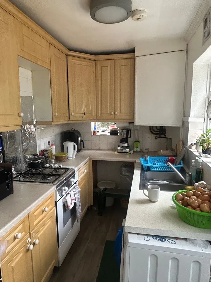 Flat Ferrymead Gardens in Greater London
