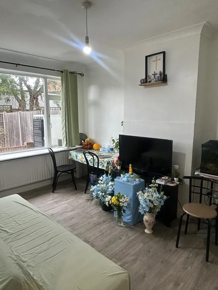 Flat Ferrymead Gardens in Greater London