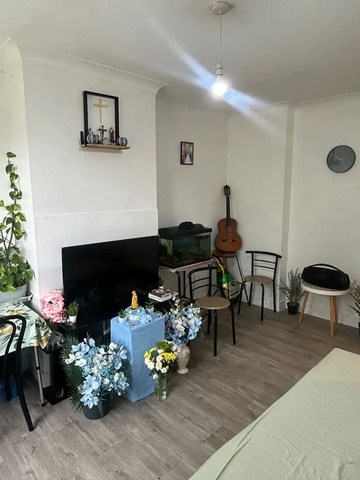 Flat Ferrymead Gardens in Greater London