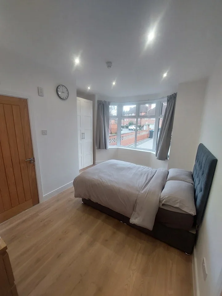 Room West Barnes Lane in Greater London