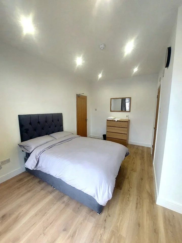 Room West Barnes Lane in Greater London