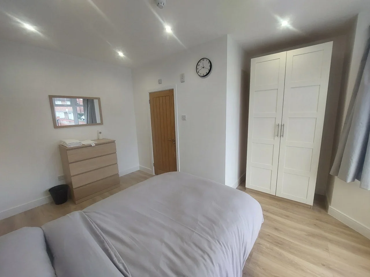 Room West Barnes Lane in Greater London