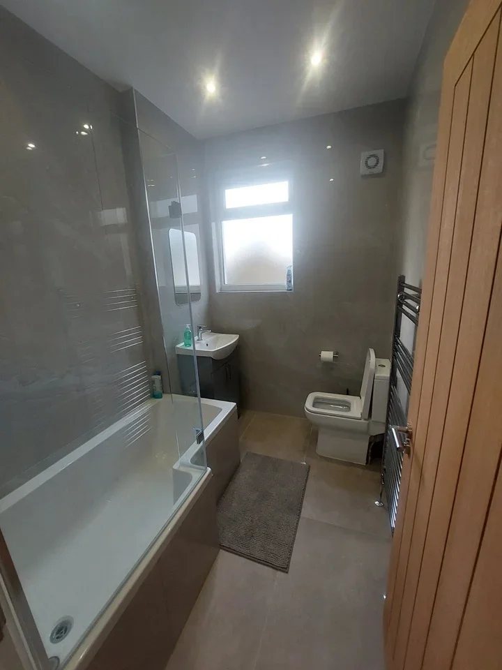 Room West Barnes Lane in Greater London