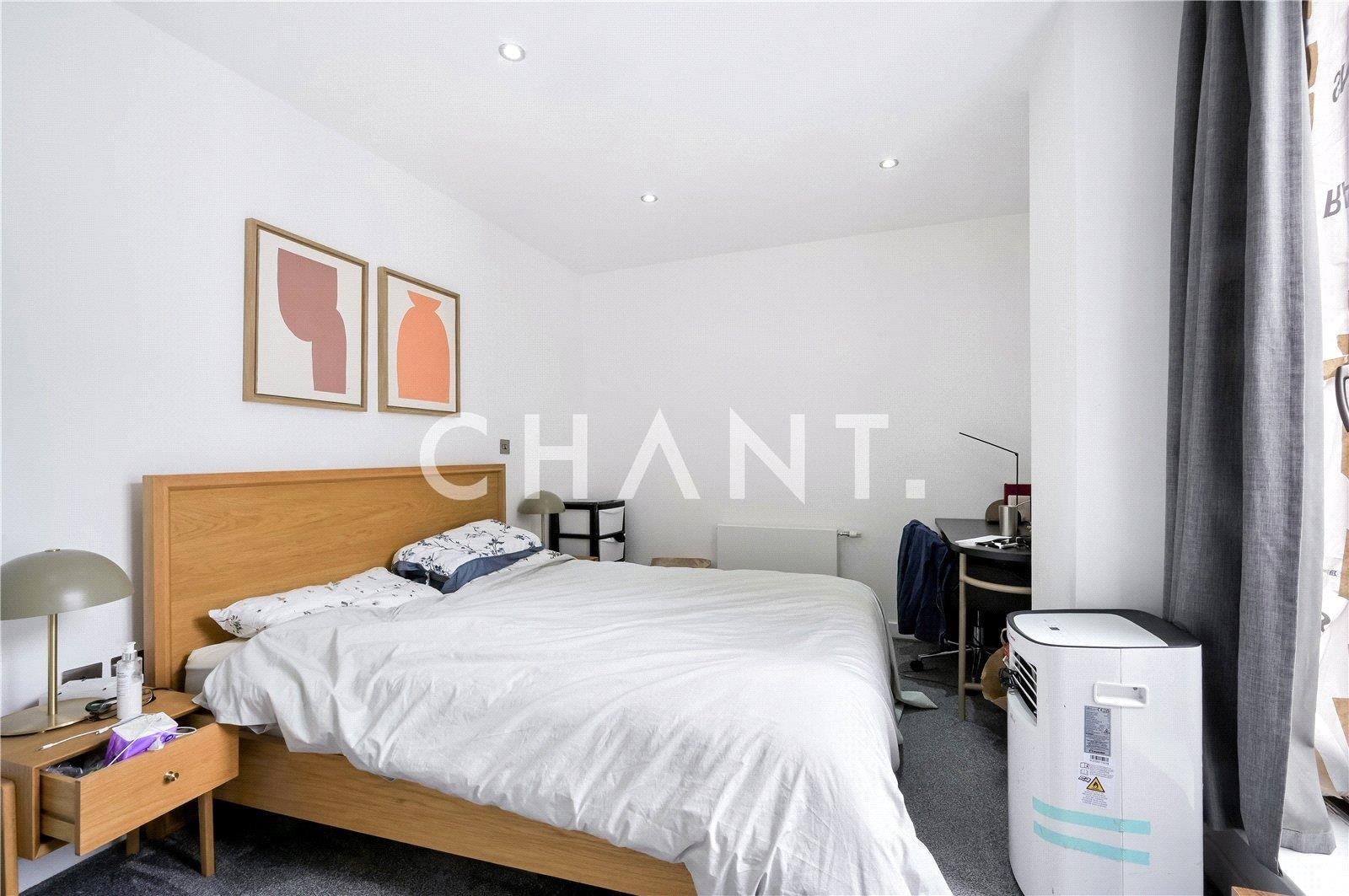 Flat Alie Street in Greater London