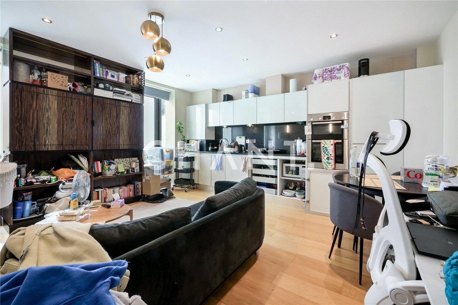 Flat Alie Street in Greater London