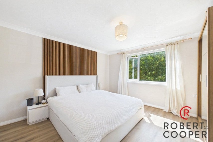 Flat Dollis Crescent in Greater London