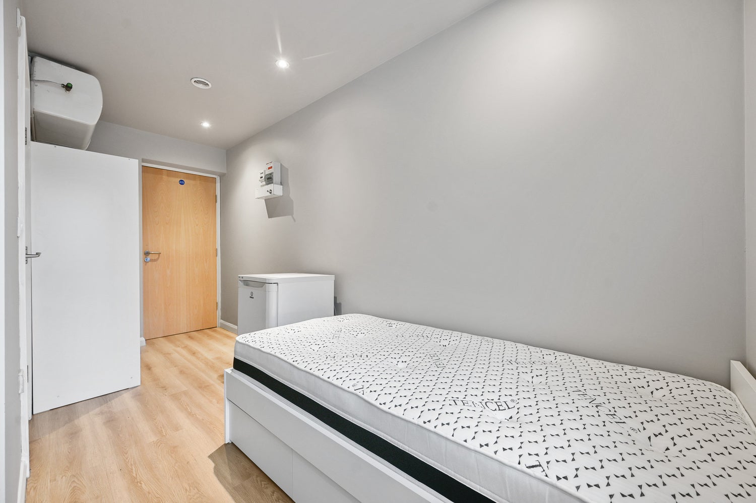 Room Westland Road in Watford