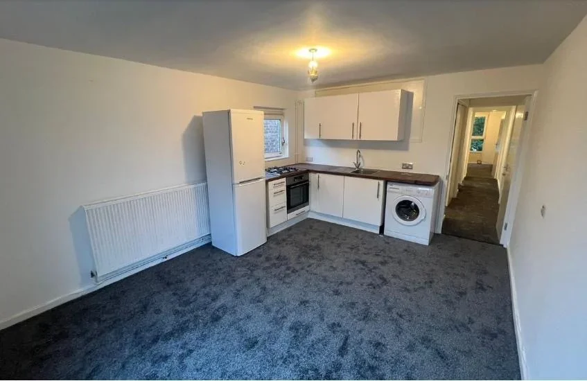 Flat Stonegrove Gardens in Greater London