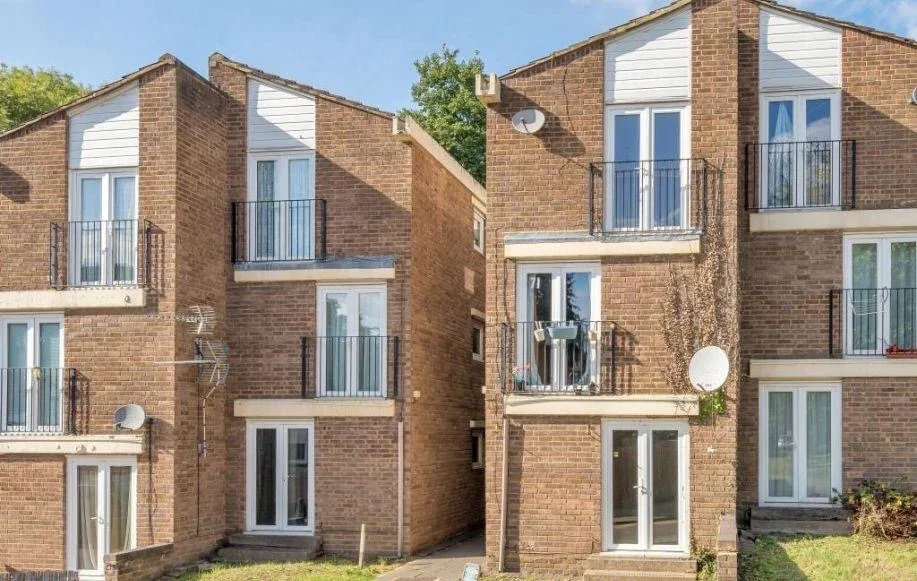 Flat Stonegrove Gardens in Greater London