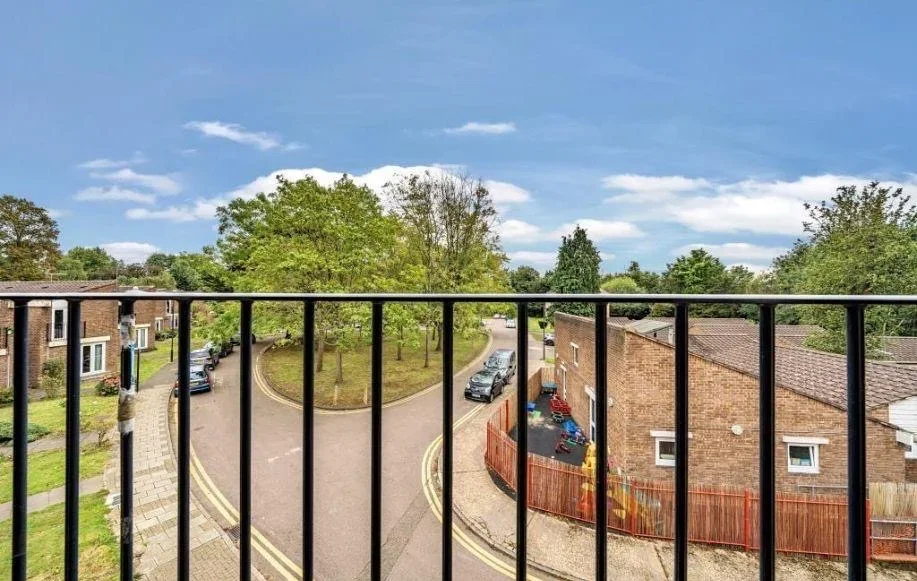Flat Stonegrove Gardens in Greater London