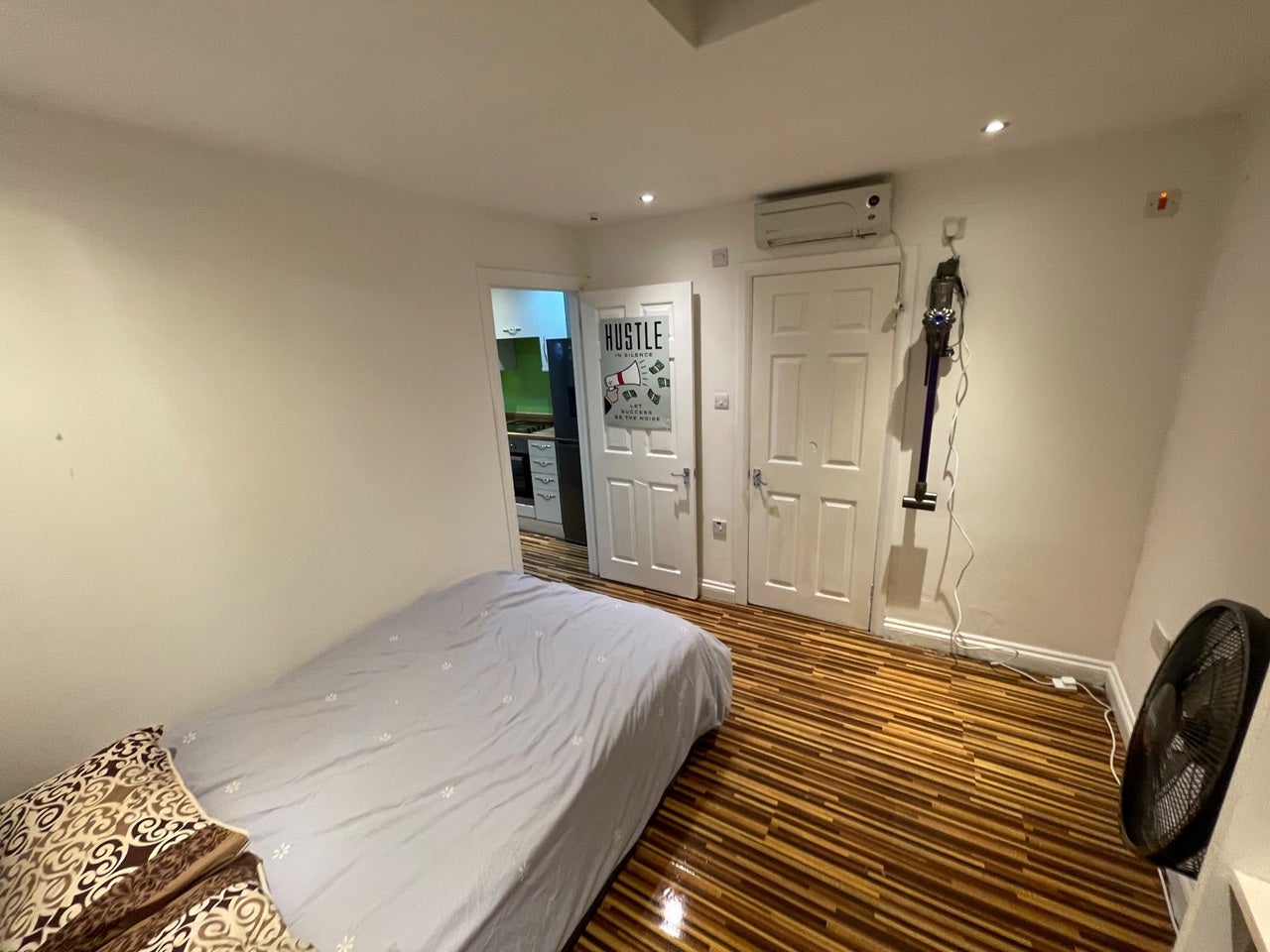 Room Clarendon Road in Greater London