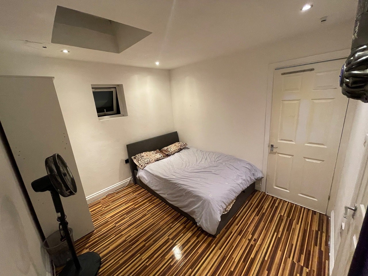 Room Clarendon Road in Greater London