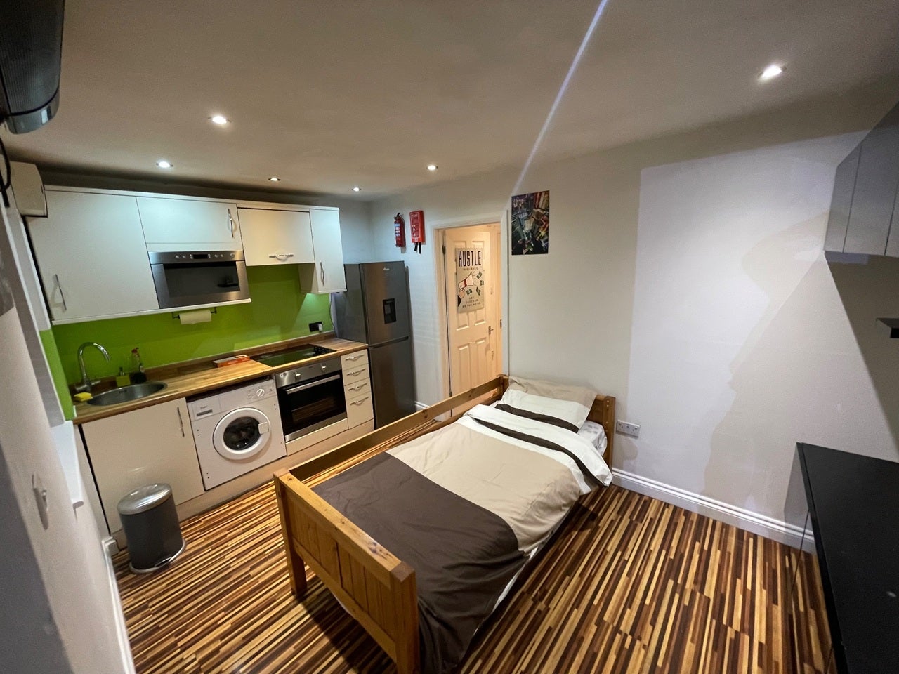 Room Clarendon Road in Greater London