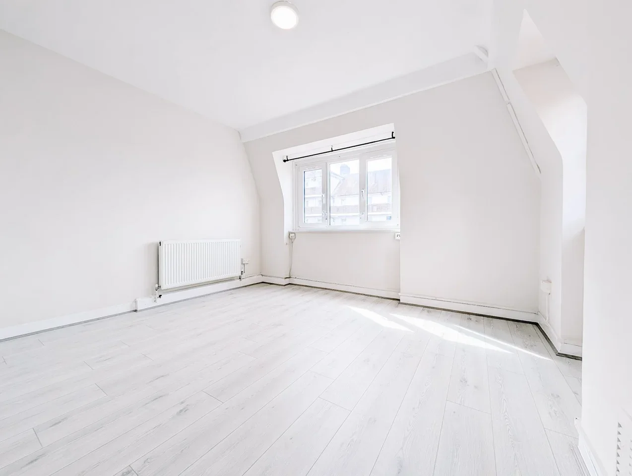 Flat Barnfield Gardens in Greater London