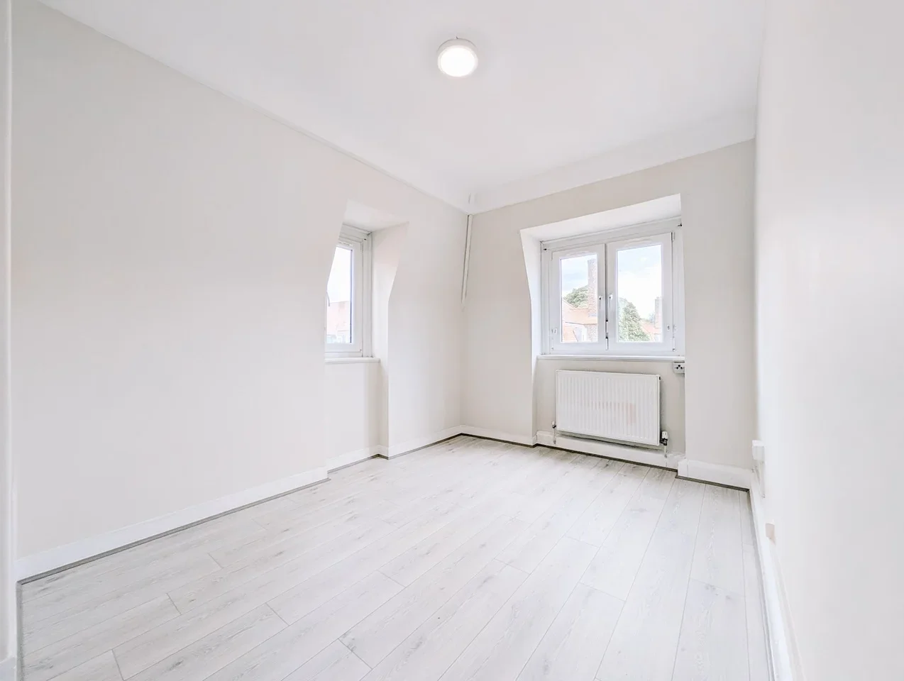 Flat Barnfield Gardens in Greater London