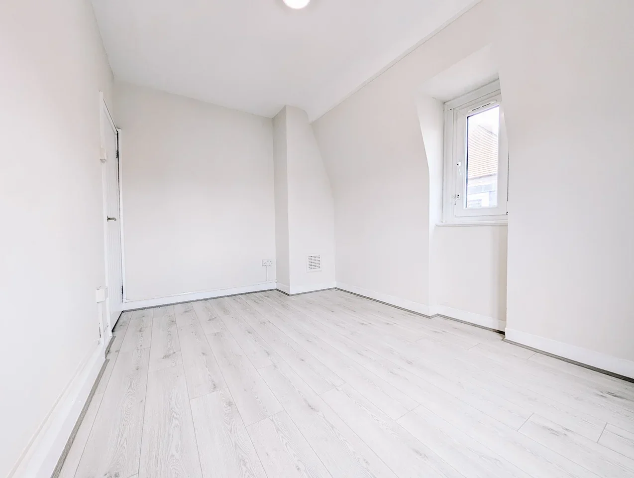 Flat Barnfield Gardens in Greater London