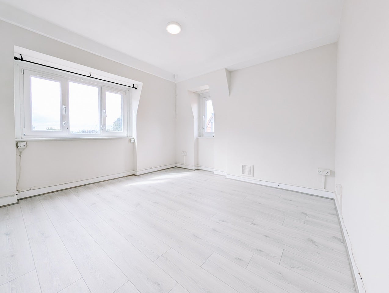 Flat Barnfield Gardens in Greater London