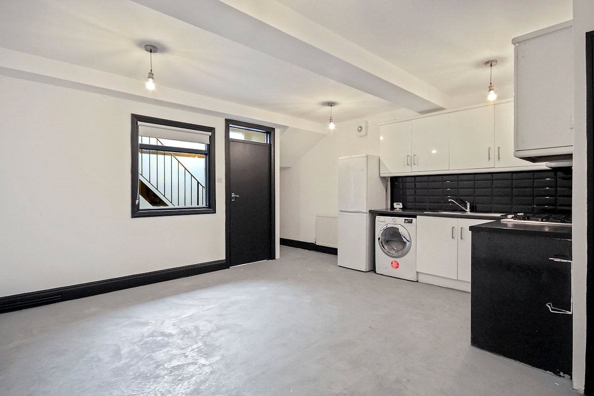 Flat Brett Road in Greater London