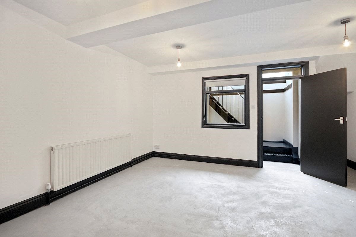 Flat Brett Road in Greater London