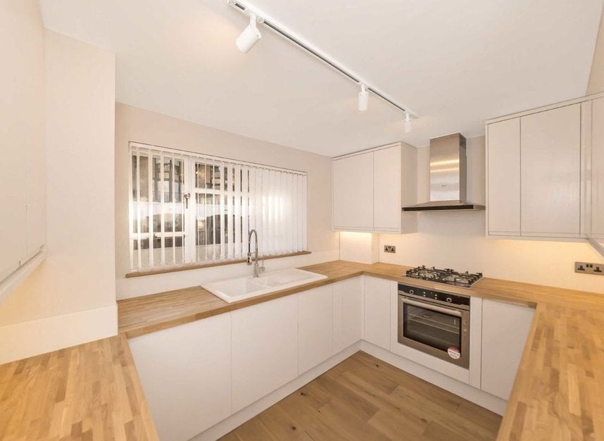 Flat Lansdowne Mews in Greater London