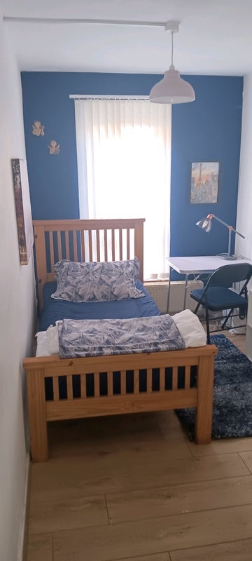 Room Haselrigge Road in Greater London