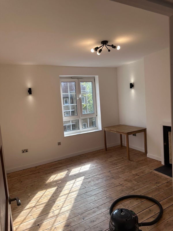 Room Prusom Street in Greater London