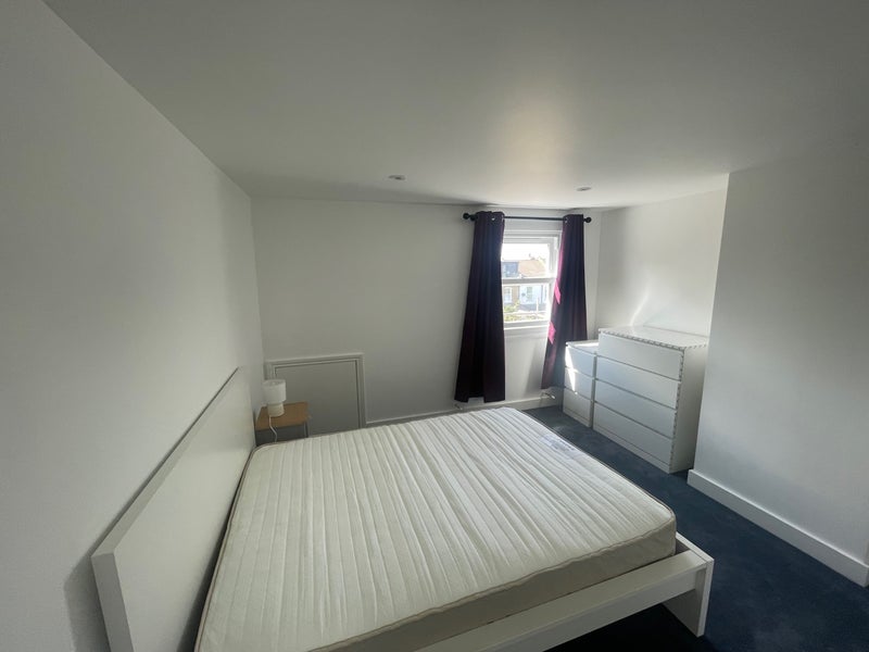 Room Greenford Avenue in Greater London