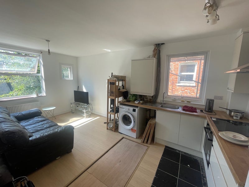 Room Greenford Avenue in Greater London