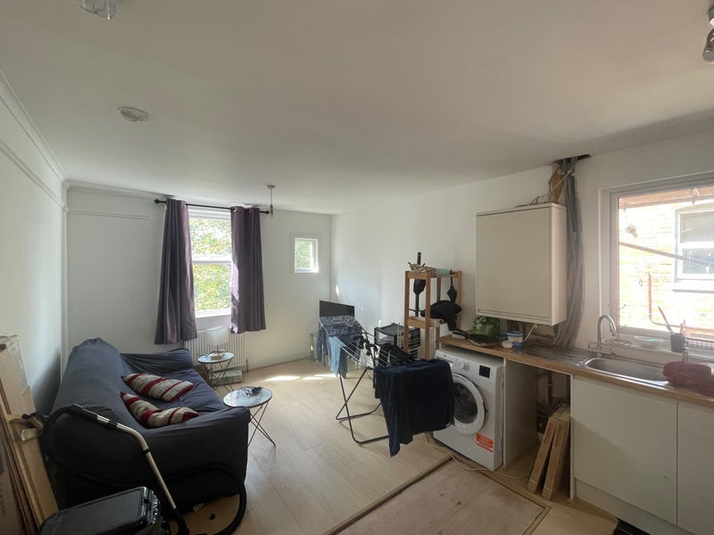 Room Greenford Avenue in Greater London
