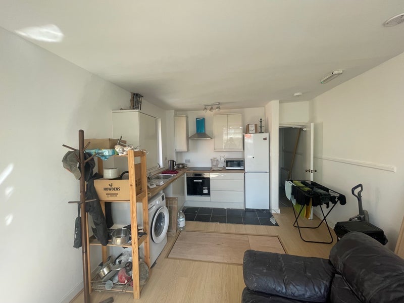 Room Greenford Avenue in Greater London