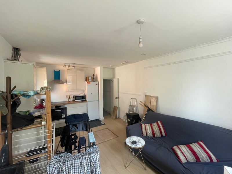 Room Greenford Avenue in Greater London