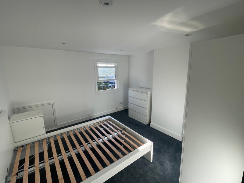 Room Greenford Avenue in Greater London