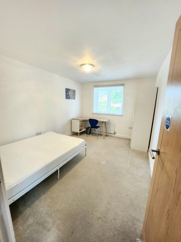Room Meadowview Road in Greater London