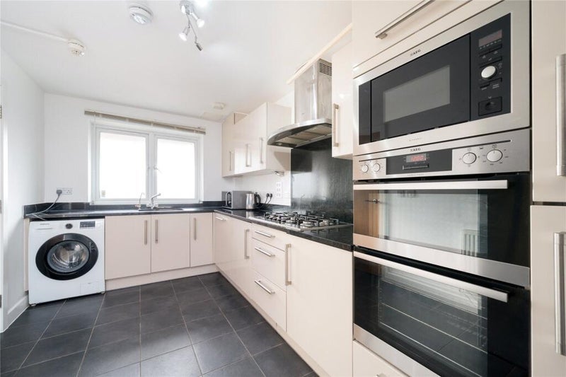 Room Meadowview Road in Greater London