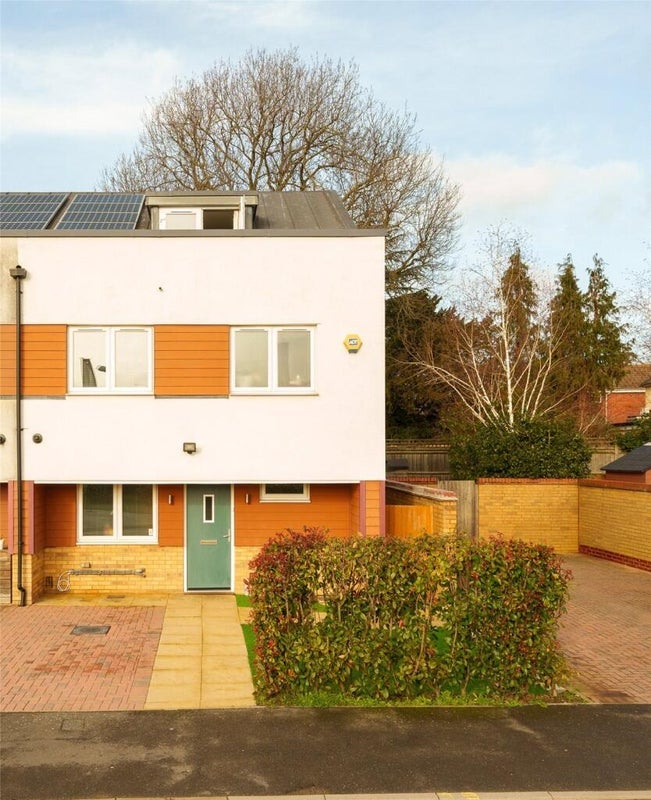 Room Meadowview Road in Greater London