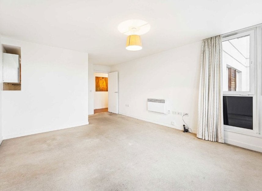 Flat East Hill in Greater London
