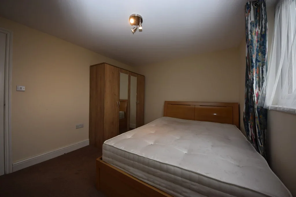 Room Chelmsford Gardens in Greater London