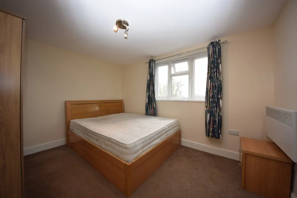 Room Chelmsford Gardens in Greater London