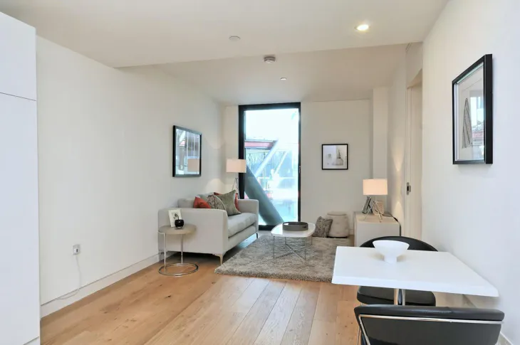 Flat Sumner Street in Greater London