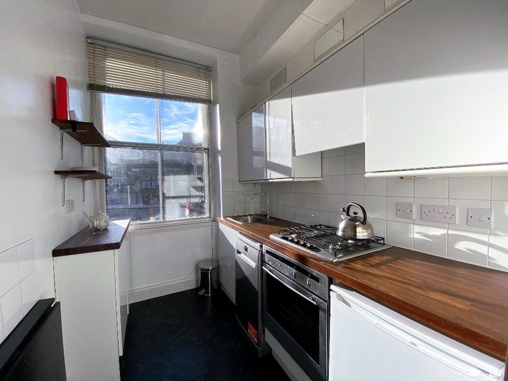 Flat Parkside Street in City of Edinburgh