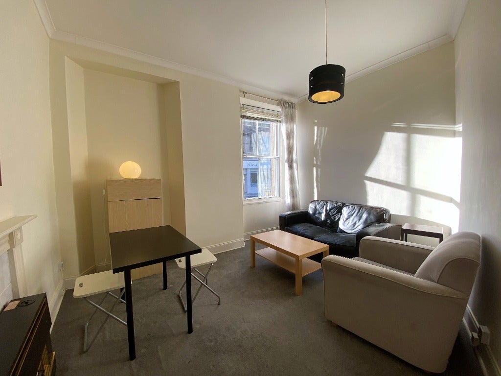 Flat Parkside Street in City of Edinburgh